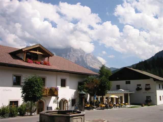 Hotel Zum Goldenen Loewen Biberwier Exterior photo